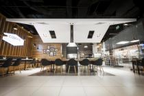 Оригинален интериорен дизайн на модерно кафене в голям търговски център